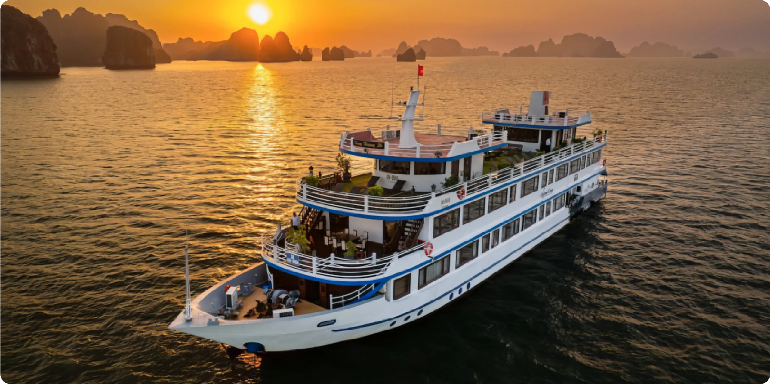 Hercules Luxury Cruise is one of Halong Bay cruise day tour