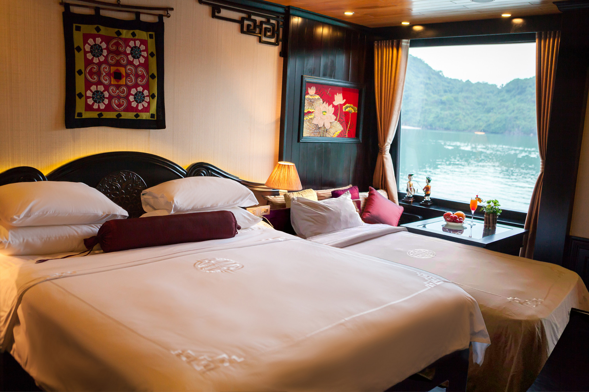 Dragon Legend Cruise cabin