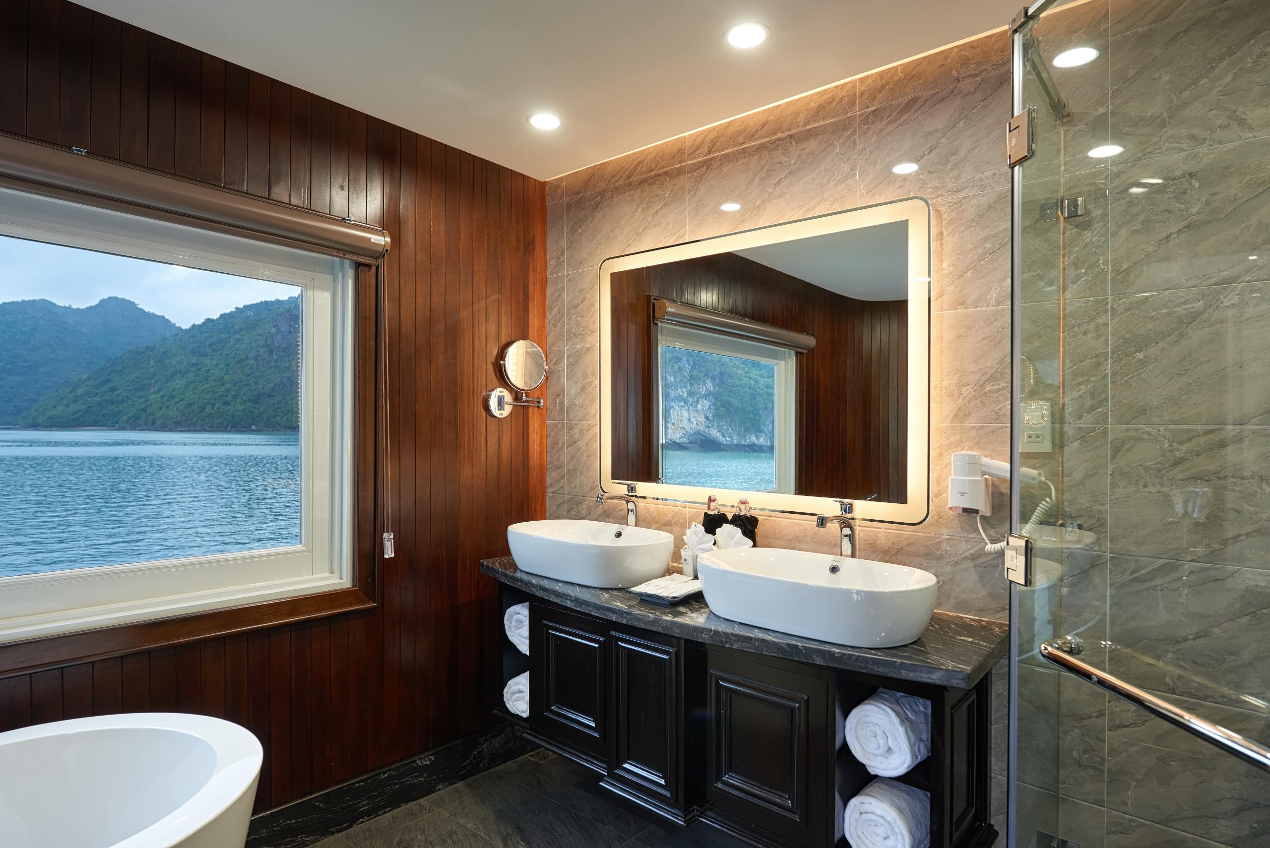 Paradise Grand Cruise bathroom