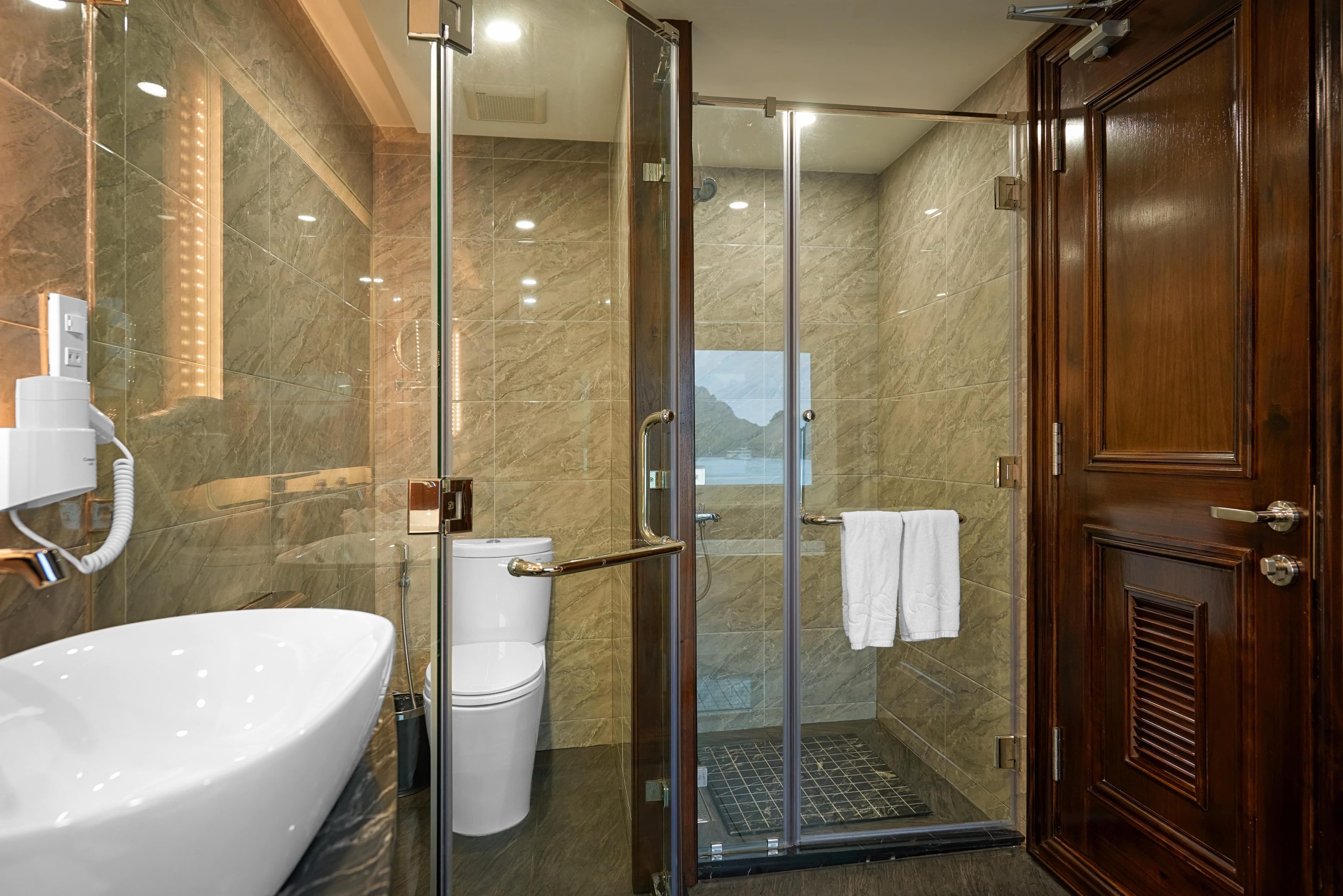 Paradise Grand Cruise bathroom