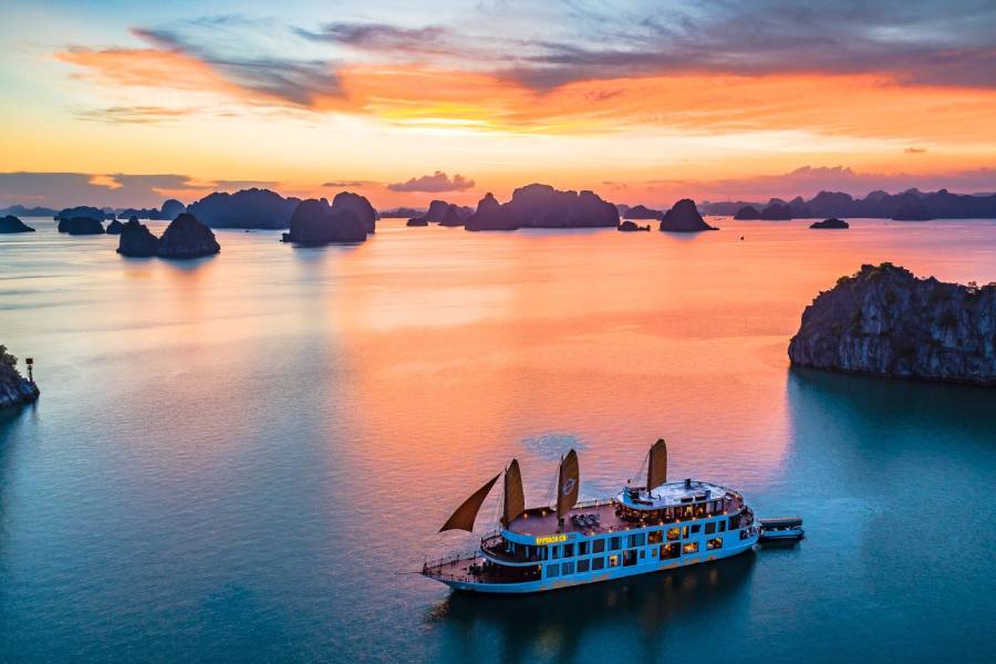 Overview of Bai Tu Long Bay