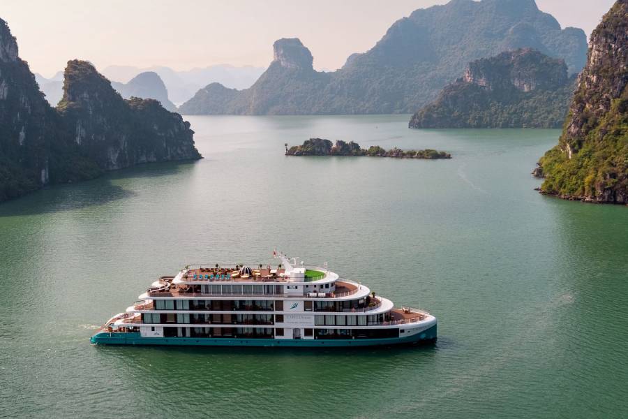 Go on a cruise trip in Halong Bay in April