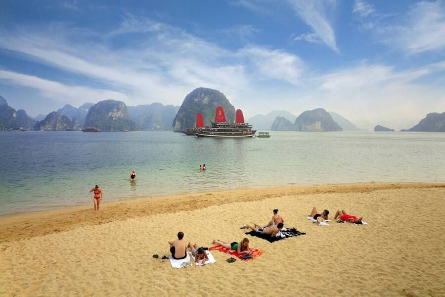 Go island-hopping in Halong bay in august