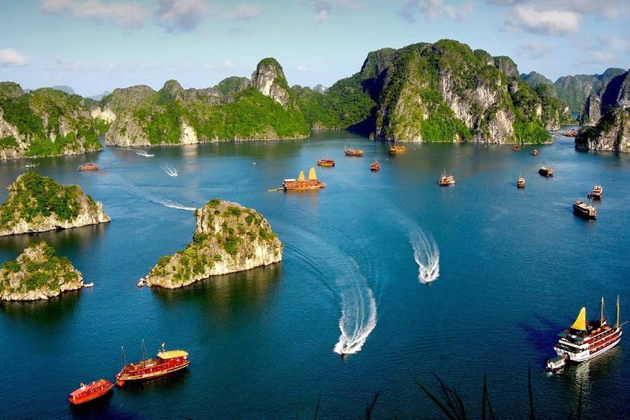 Go island hopping in Halong Bay in march