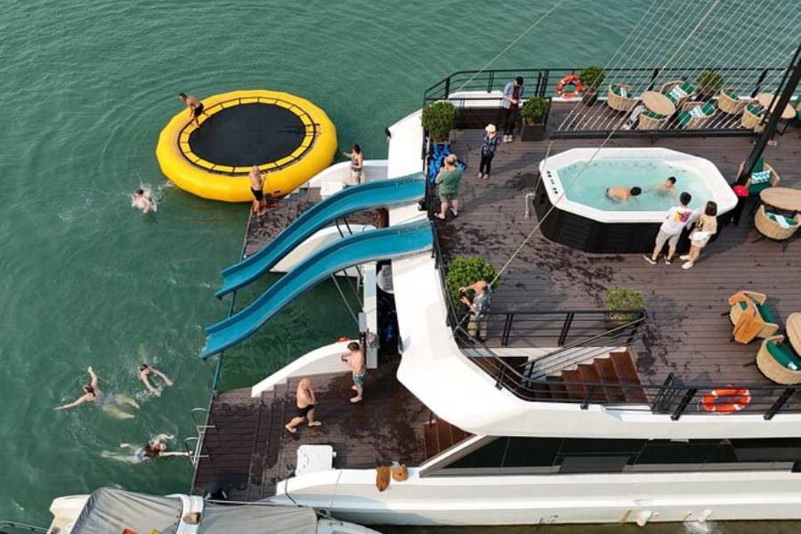 Best time to cruise in Ha Long Bay