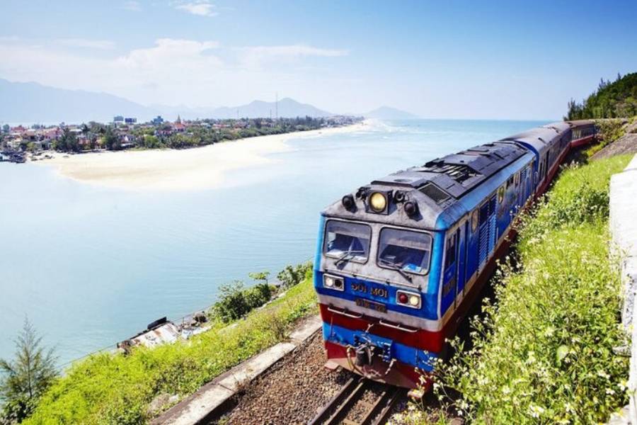 train to halong bay