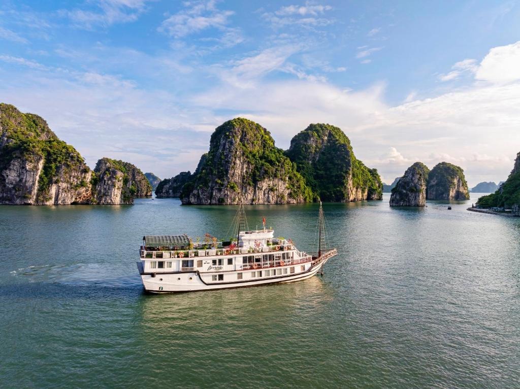 Ideal time for visiting Bai Tu Long Bay