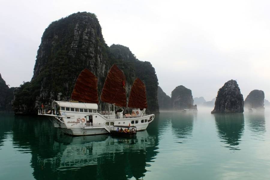 pros and cons of visiting Halong Bay in December