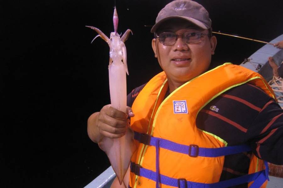 Squid fishing in Ha Long Bay in November