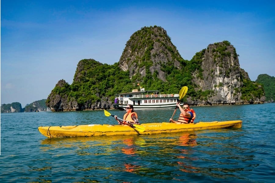 Kayak rental in Halong Bay cost
