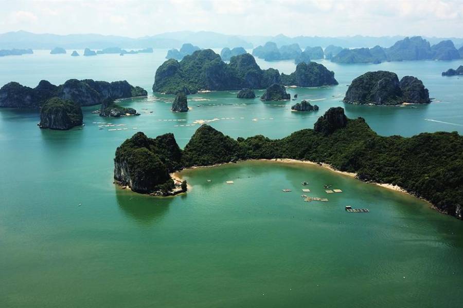 lan ha bay and bai tu long bay geography