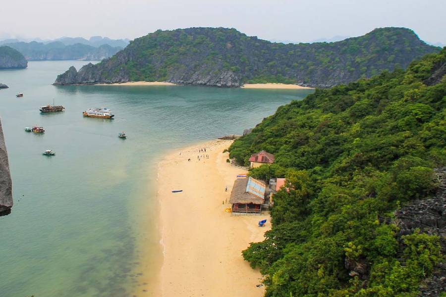 The beauty and attractions of Lan Ha Bay and Bai Tu Long Bay
